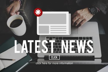 laptop ile masada çalışan adam