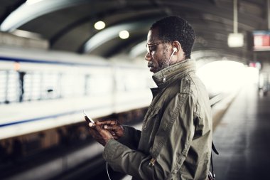 Elinde tablet tutan bir iş adamı 