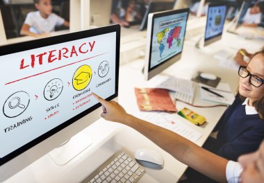 Öğrenciler bilgisayar sınıfta