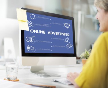 Online reklam ile bilgisayar monitör