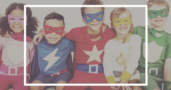 Feliz carinhoso super-herói crianças — Fotografia de Stock