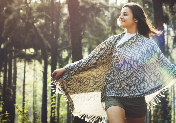 Jovem mulher na floresta — Fotografia de Stock