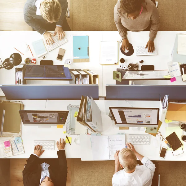 Equipe de negócios trabalhando em computadores — Fotografia de Stock