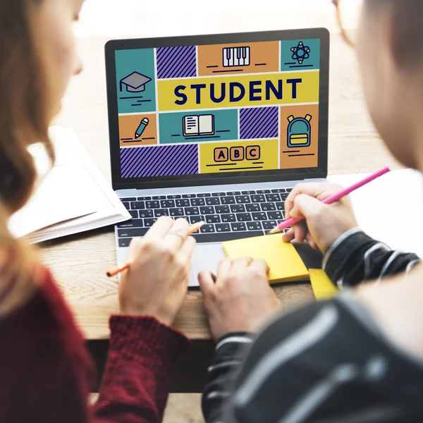 Meisjes werken met laptop — Stockfoto