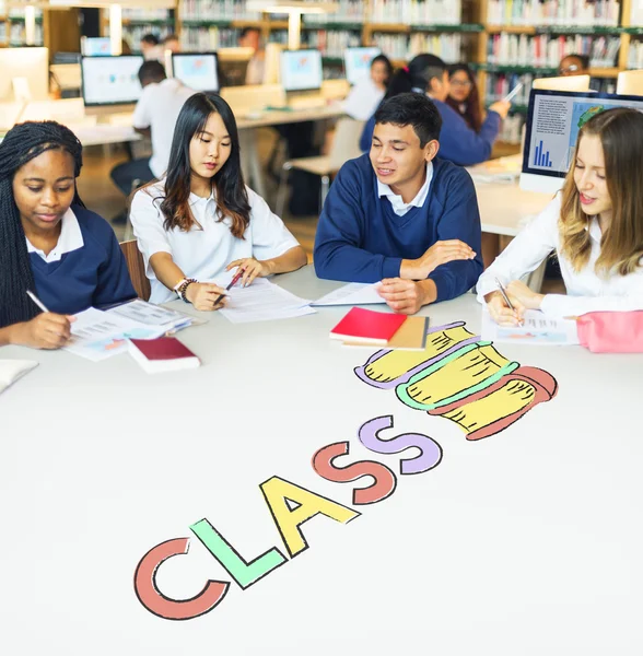 Étudiants en diversité en classe — Photo