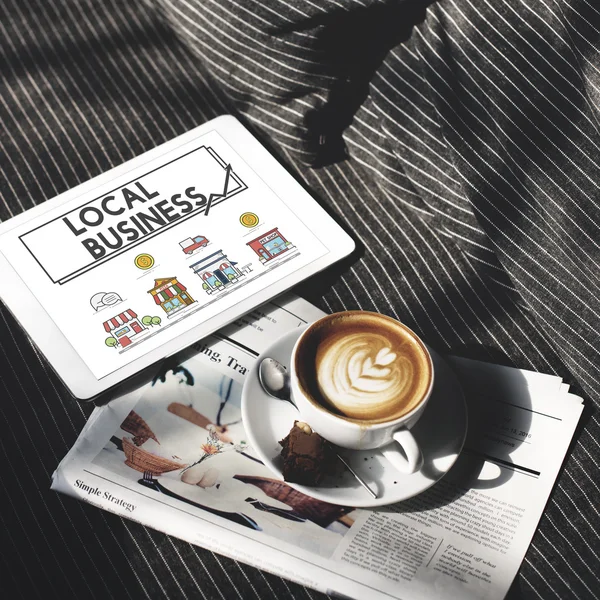Café, journal et tablette numérique — Photo