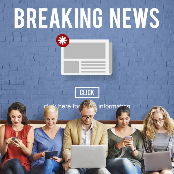Lidé sedí u zařízení a Breaking News — Stock fotografie