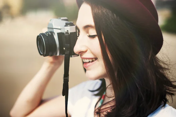 Mädchen macht Fotos vor der Kamera — Stockfoto