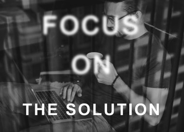 dizüstü bilgisayar ile yakışıklı adam