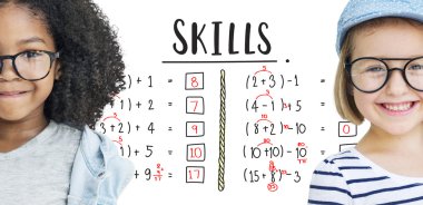 Kızlar gülen ve kameraya bakıyor