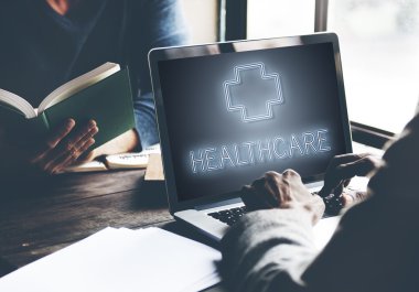 Dizüstü bilgisayarla çalışan adam 