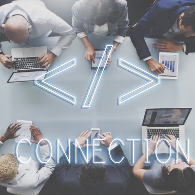 iş adamları elektronik cihazlar ile çalışma