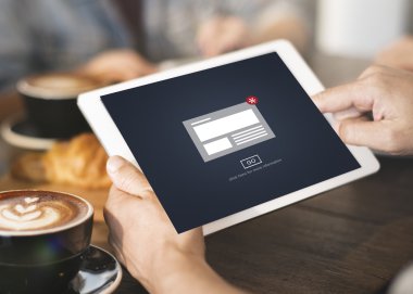 Adam kafede dijital tablet kullanma