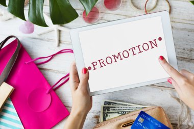 Tablet pc ekran dokunaklı kadın