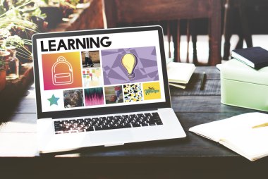 Laptop ayakta üstünde okul sırası