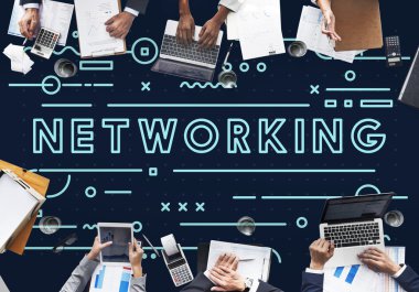 iş adamları elektronik cihazlar ile çalışma