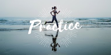 Kumsalda çalıştıran tozluk kadında