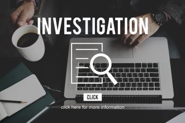 laptop ile masada çalışan adam