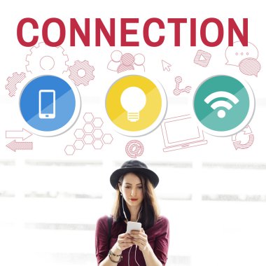 Akıllı telefon tarama şapkalı kadın