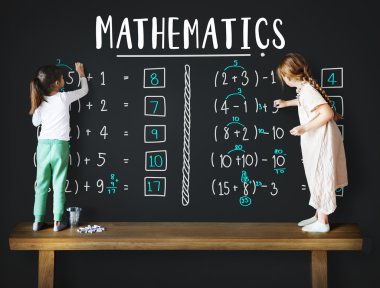 Şirin kız yazı tahtası üzerinde çizim