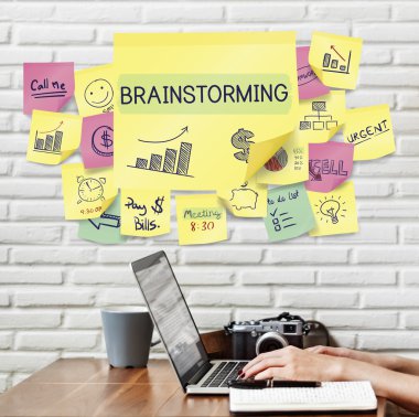 Dizüstü bilgisayar kullanan kadın