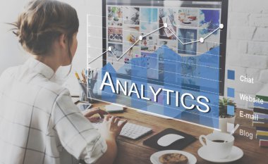 Genç kız bilgisayar ile çalışma