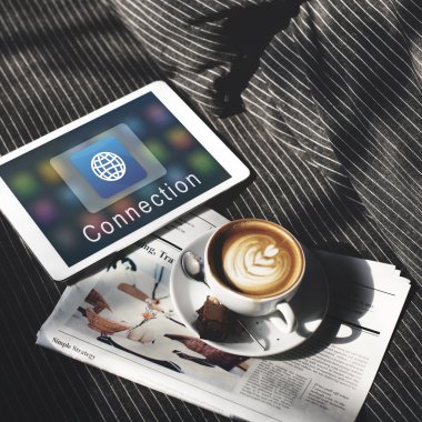 kahve, gazete ve dijital Tablet 