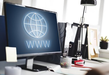 bilgisayar monitöründe çalışma alanı tablosu