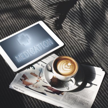 Tablet, kahve ve gazete 