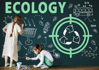 Şirin kız yazı tahtası üzerinde çizim