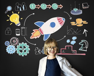 Yeşil yazı tahtası yakınındaki gülümseyen kız