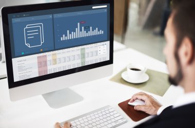 Ofiste bilgisayar kullanarak iş adamı 