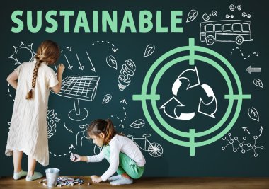 Şirin kız yazı tahtası üzerinde çizim