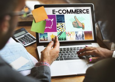 İş adamları ile dizüstü tartışıyor