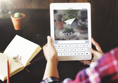 kişi tablet ellerde ile