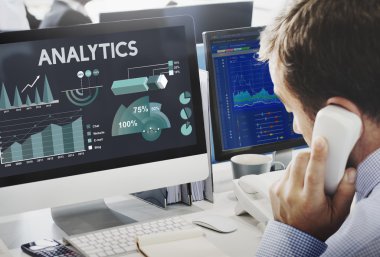 analytics ile bilgisayarda çalışan iş adamı