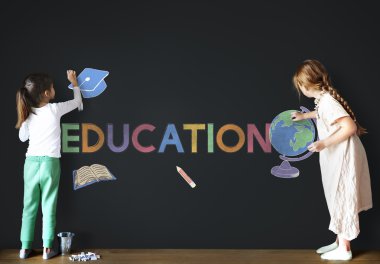 Şirin kız yazı tahtası üzerinde çizim