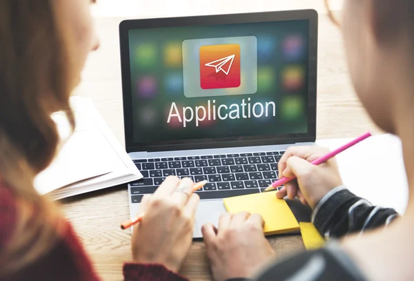 Mädchen arbeiten mit Laptop — Stockfoto