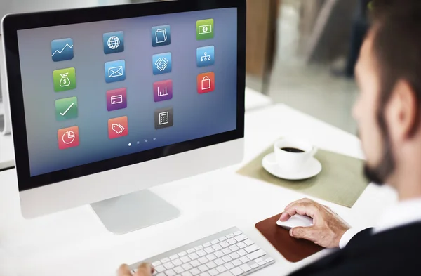 Computer mit Programmierern am Monitor — Stockfoto