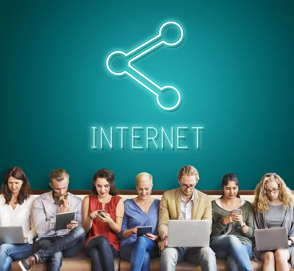 Folk sitter med enheter och internet — Stockfoto