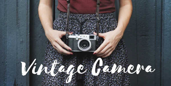 Chica con cámara vintage — Foto de Stock