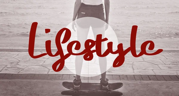 Mädchen in kurzen Hosen auf Skateboard — Stockfoto