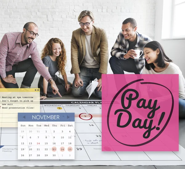 Designers que trabalham com cartaz e Pay Day — Fotografia de Stock