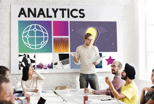 Affärsmöte med analytics — Stockfoto