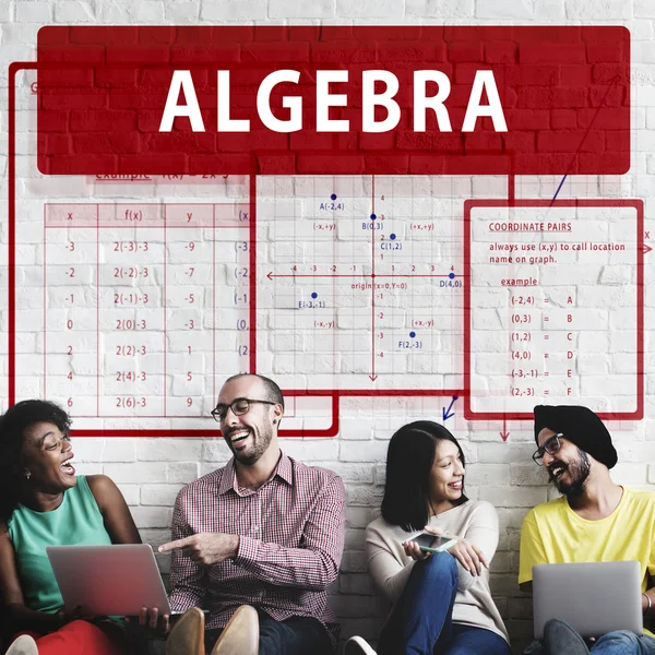 Vrienden van de diversiteit in de buurt van muur met Algebra — Stockfoto