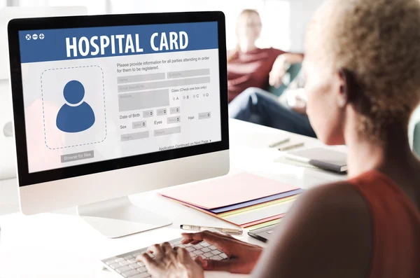 病院のカードとコンピューターに取り組んで実業家 — ストック写真