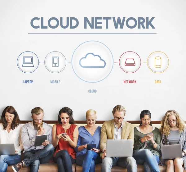 Ludzie siedzą z urządzeń i sieci w chmurze — Zdjęcie stockowe