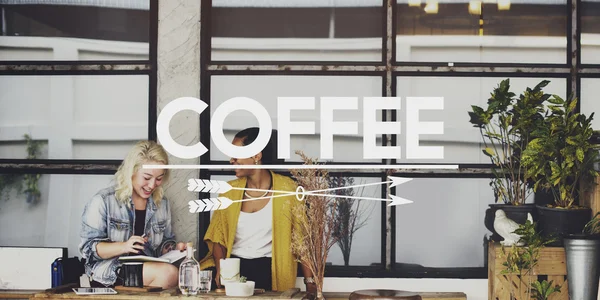 Mujeres sentadas cerca de la cafetería — Foto de Stock