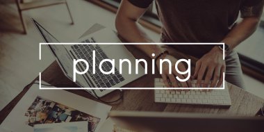 klavyede yazarak adam