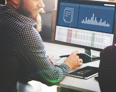 Ofiste bilgisayar kullanarak iş adamı